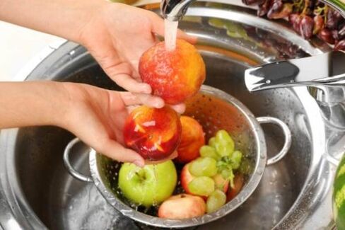 mencuci buah untuk mencegah munculnya parasit dalam tubuh