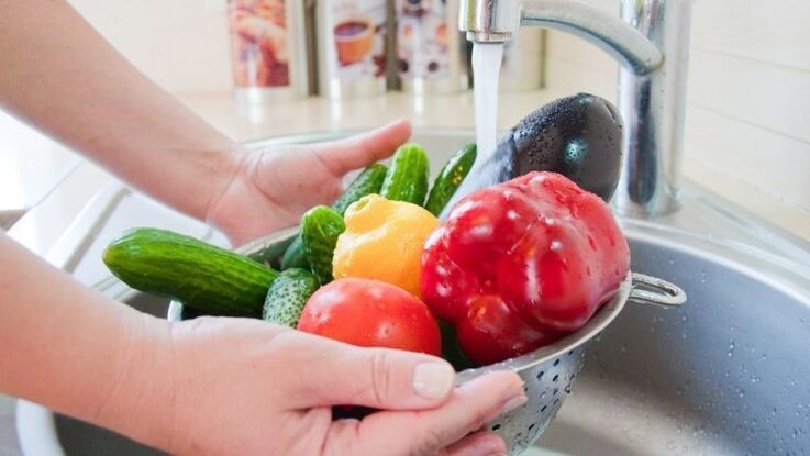 mencuci sayuran dan buah-buahan sebagai tindakan pencegahan terhadap parasit